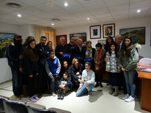 La coral del Pla del Bosc envoltada de gent