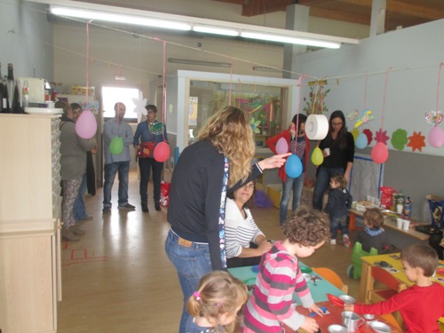 Famílies visitant un aula de la llar