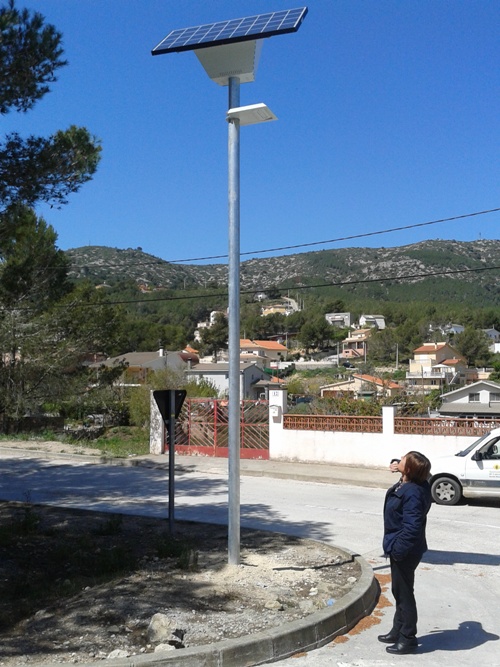 Un dels fanals fotovoltaics